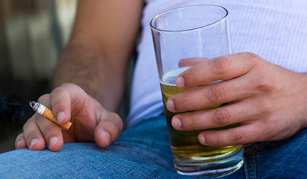 男人与香烟和啤酒的形象