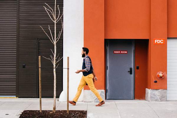 人行道上行走的人