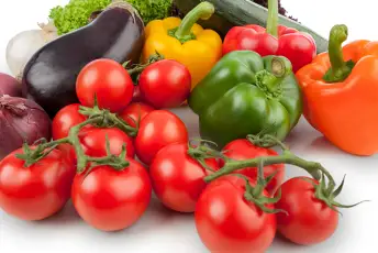 茄科蔬菜，包括西红柿、辣椒和茄子。