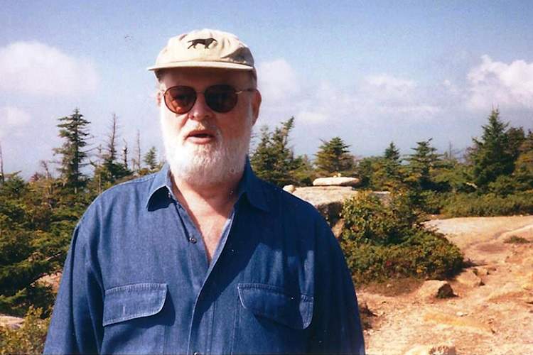 鲍勃·西蒙斯在阿卡迪亚国家公园的凯迪拉克山上。