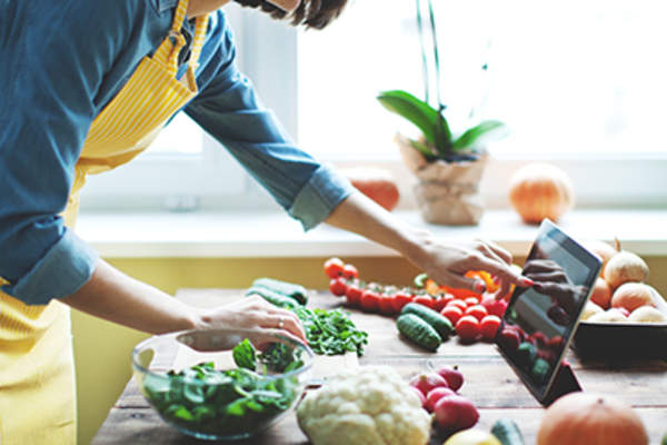 用新鲜蔬菜做饭的女人