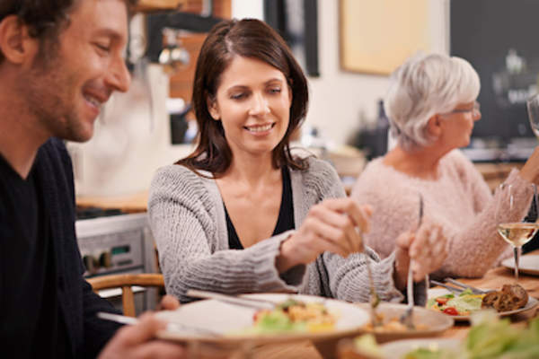 在餐桌上供应食物。