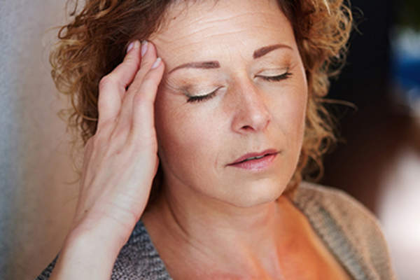 女子与偏头痛。