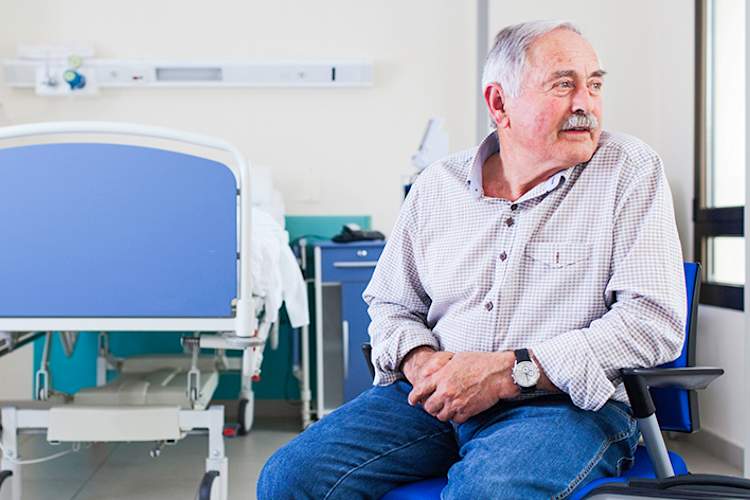 一位老人出院了。