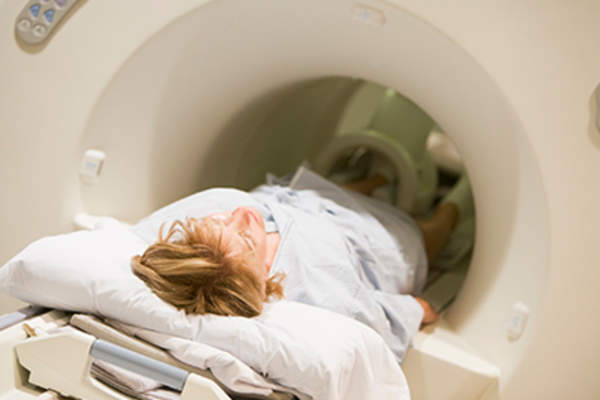 病人接受CT扫描。