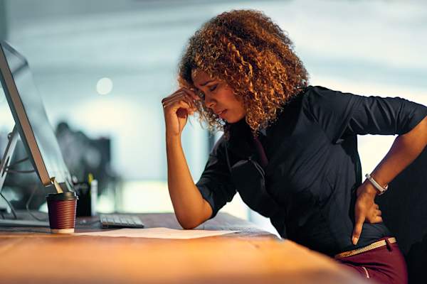 办公室里痛苦的女人