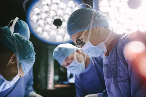 集中外科医生和她的团队进行手术