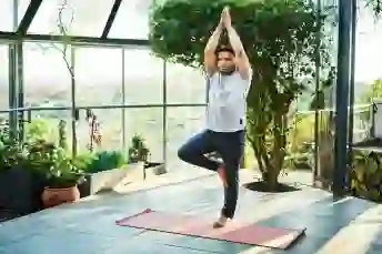 一个人练习瑜伽