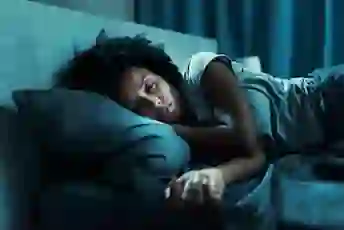 一个女人睡在一个床上