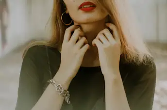 女人抓挠脖子