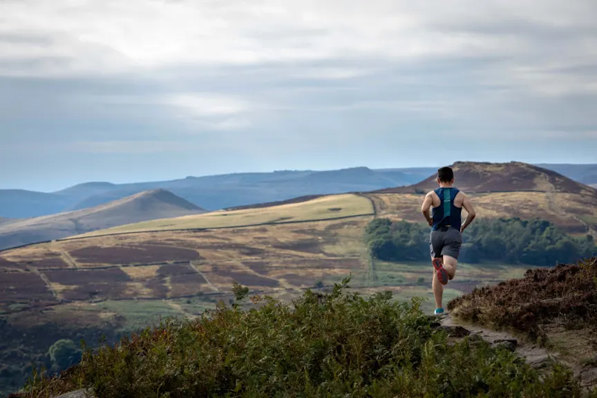 跑穿过山丘的人