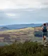 在山间奔跑的人