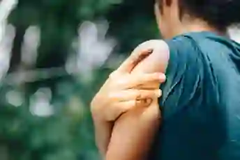 女人因为腋下不适而抱着胳膊。