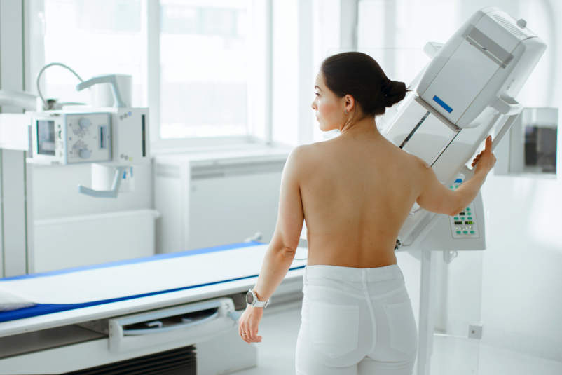 女子让乳房X光检查，以屏幕为乳腺癌