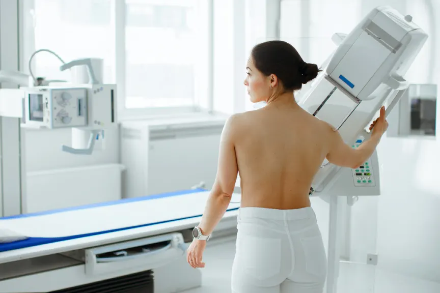 一名妇女正在接受乳房x光检查以筛查乳腺癌