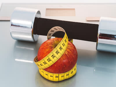 带卷尺的苹果，重量和秤：减肥概念。