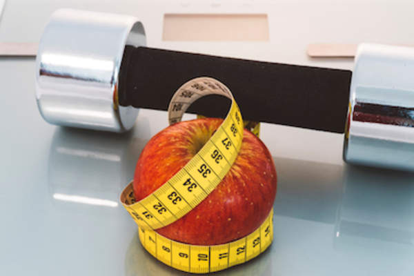 带卷尺的苹果,重量和秤:减肥概念。