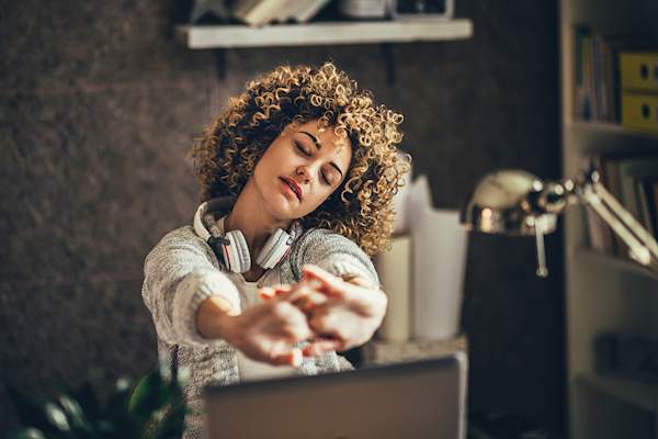 女人在桌子前伸展