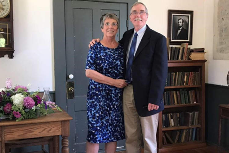 凯瑟琳·弗雷德里克和她的弟弟汤姆。