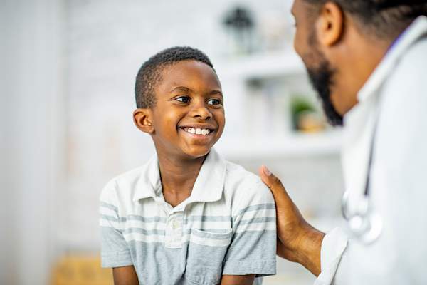 医生在和一个孩子说话