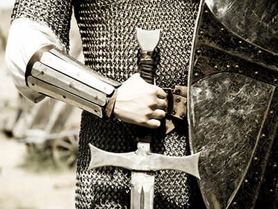 男子与中世纪剑盔甲。