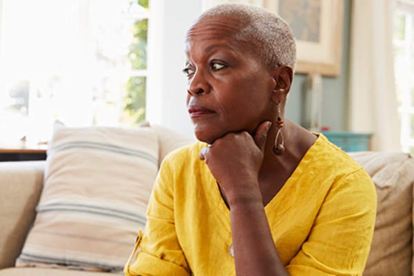 强调高级女子在家里。