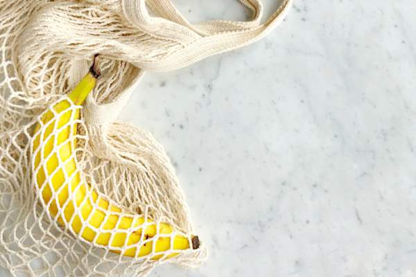 香蕉在大理石布袋