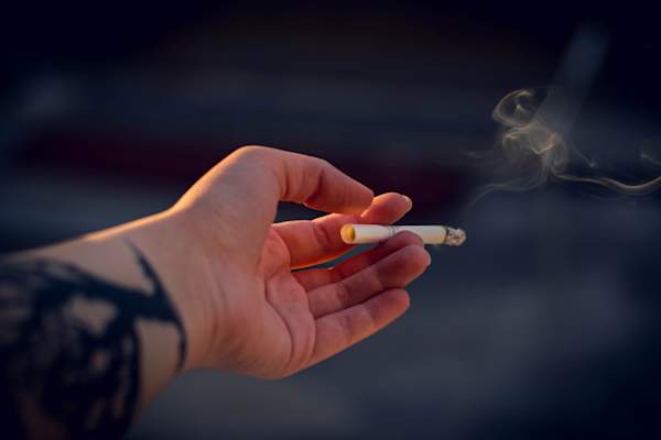 手拿着香烟