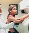 年轻病人正在做乳房x光检查