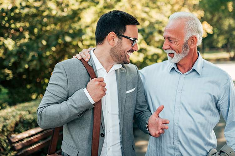 老父子在公园里。