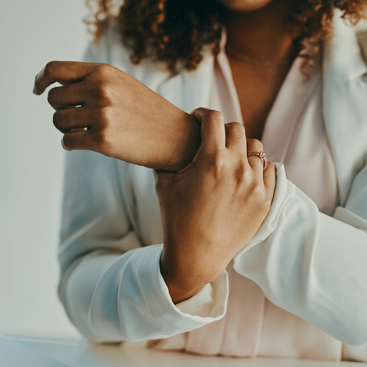 一个女人抱着她的手