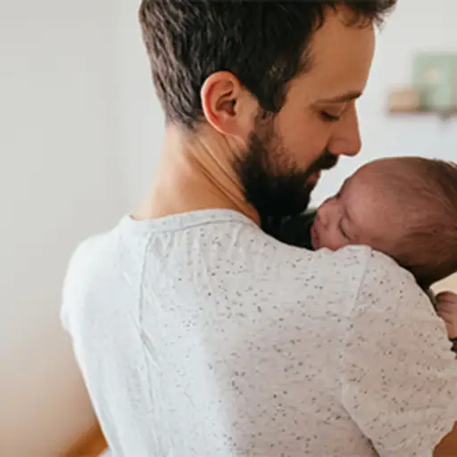 父亲抱着婴儿。