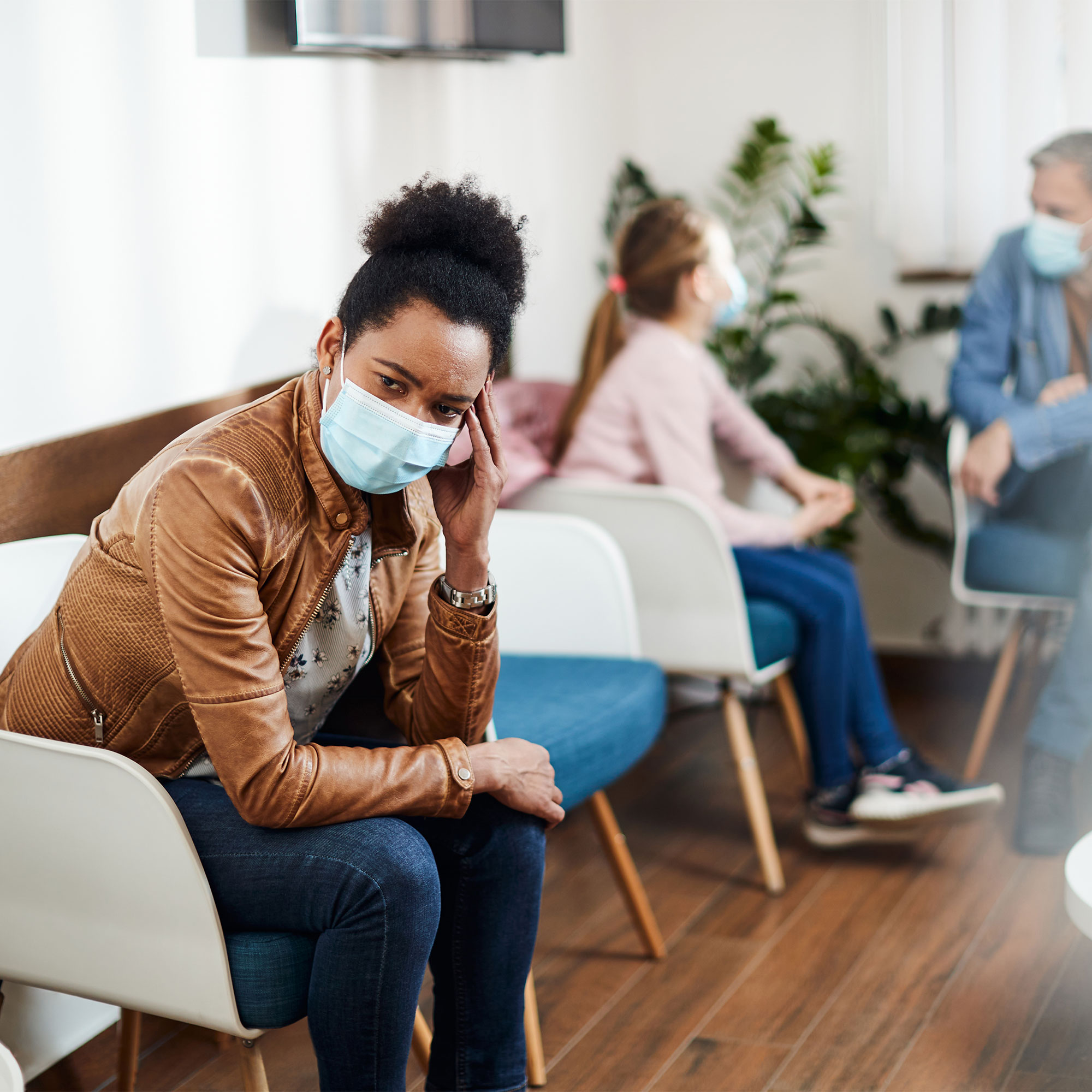 一个担心的女人坐在候诊室