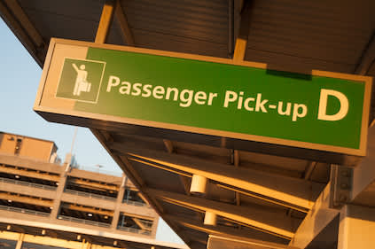 乘客回升在纽约肯尼迪国际机场。