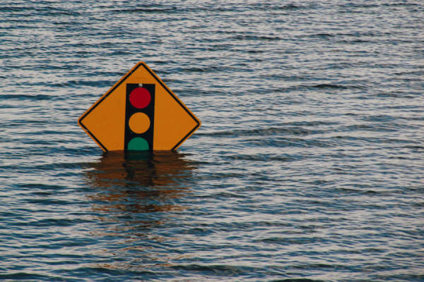 交通标志洪水中被淹死