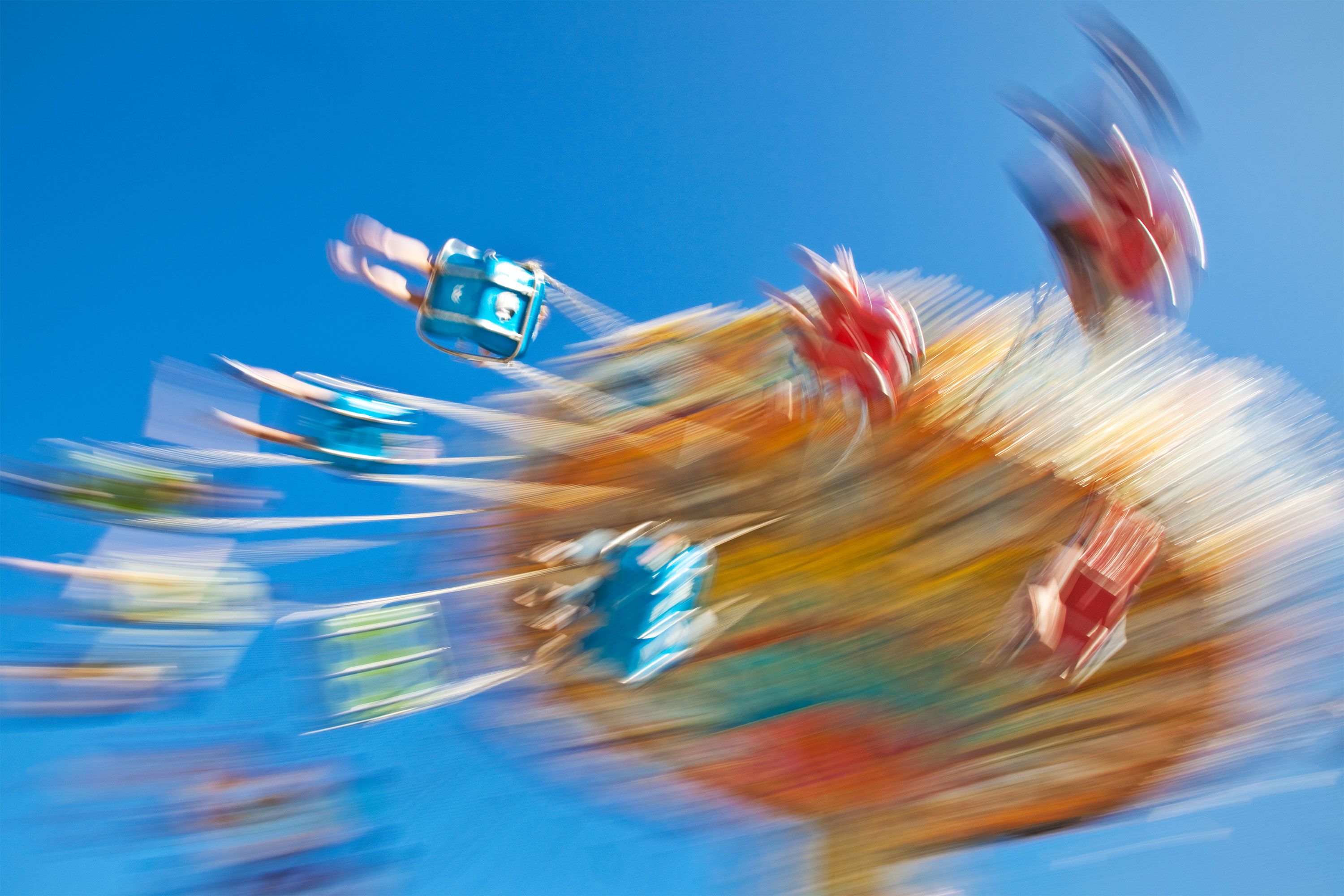 旋转的嘉年华游乐设施