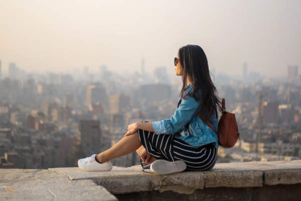 女子坐在看着城市天际线