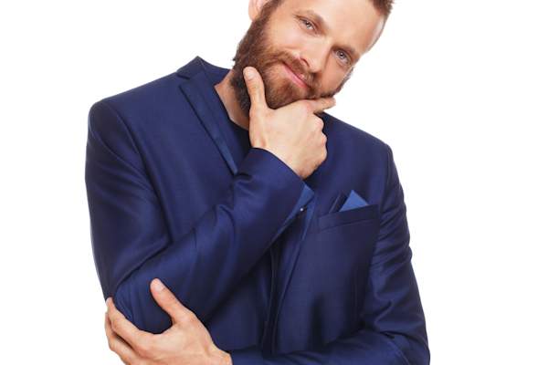 年轻人用一种积极的表情看着某样东西并对它作出判断