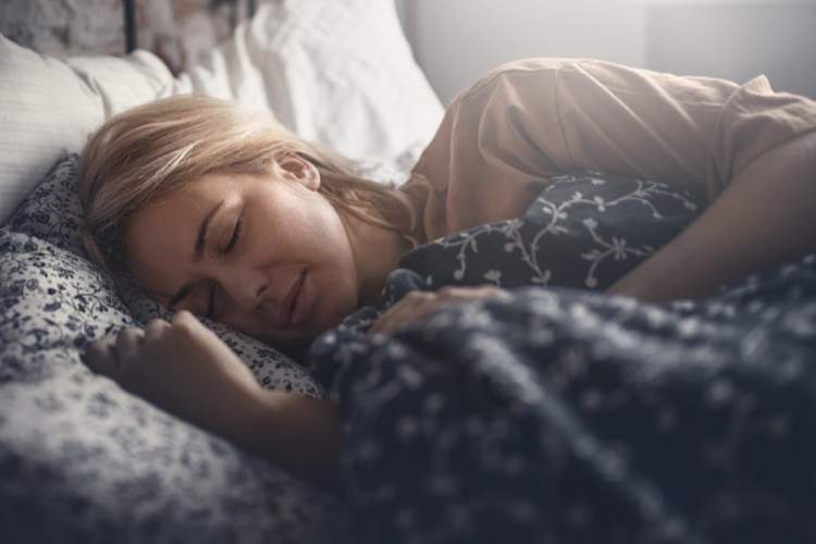 成熟的女人床上睡觉