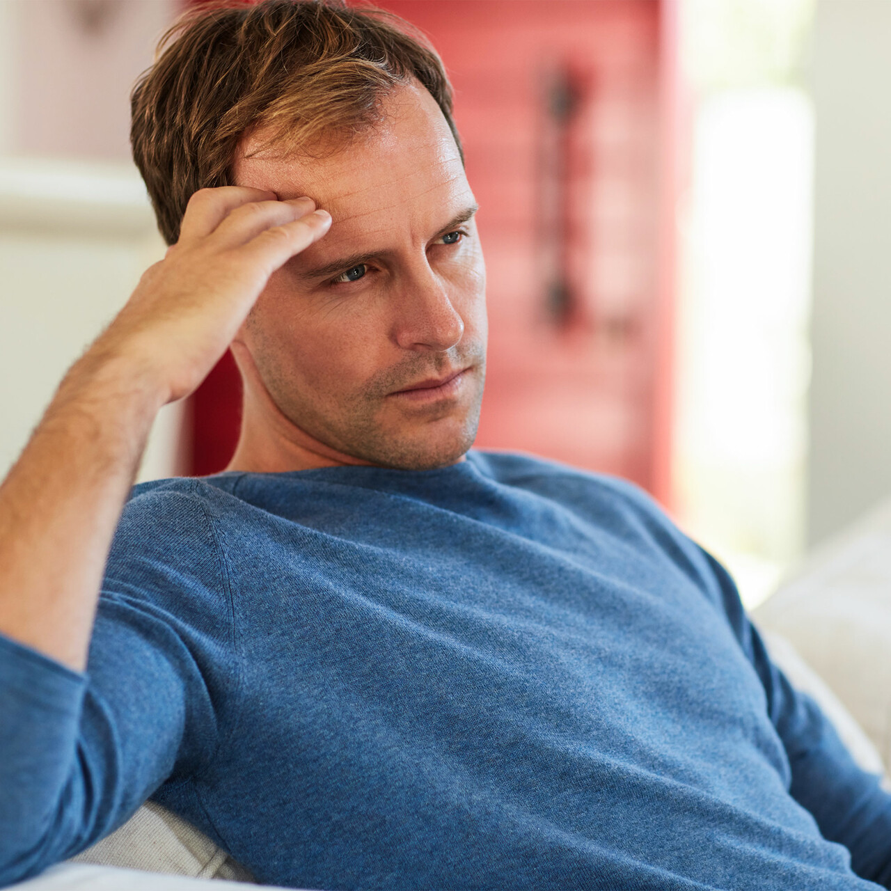 一个生病的人坐在家里