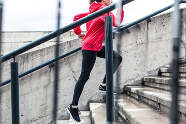 楼上的女人慢跑。