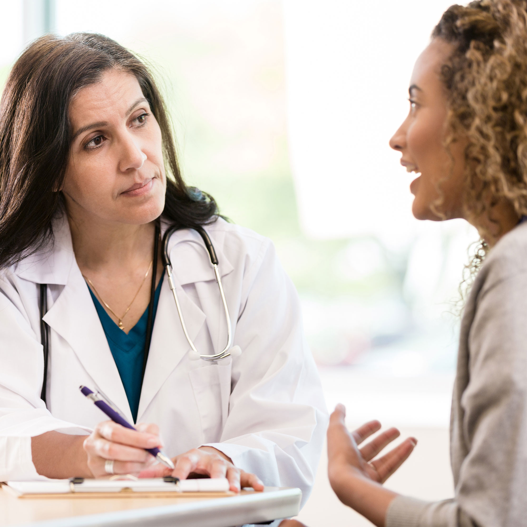 一个女人跟她的医生说话