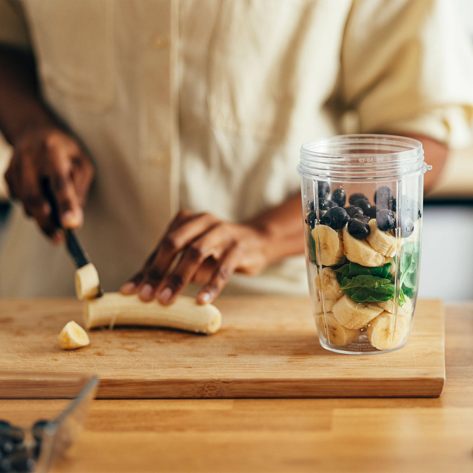 一个特写镜头的人砍的原料的冰沙
