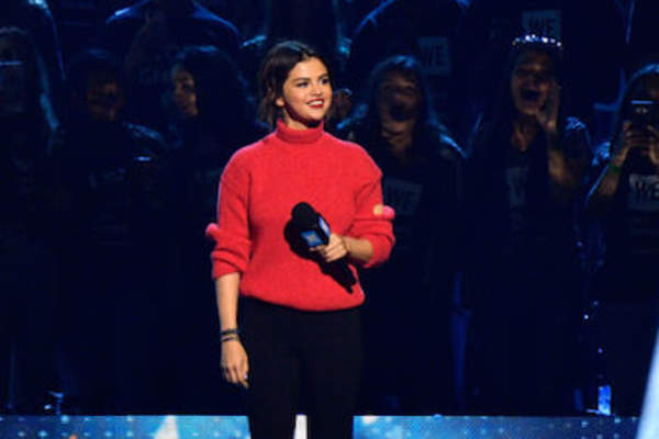 赛琳娜·戈麦斯在WE日在加利福尼亚州的论坛舞台上谈2018 4月19日,在英格伍德,加利福尼亚州。