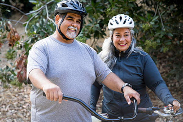 高级夫妇骑自行车。