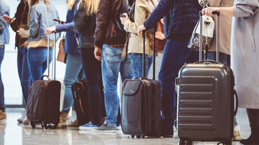 乘客在机场线。