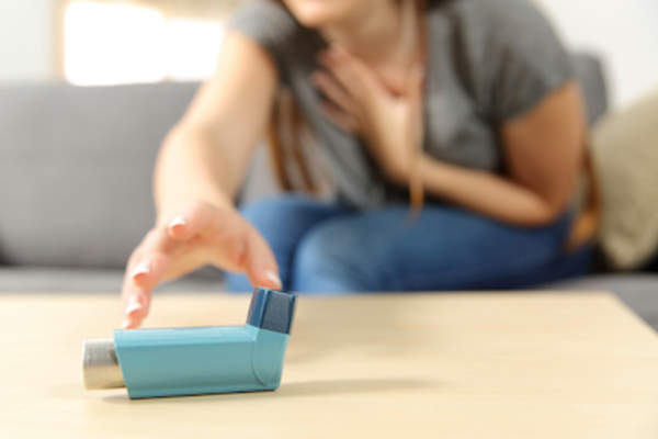 哮喘发作,伸手去吸入器。