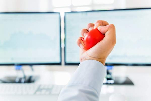 一个商人的手的特写挤压力球