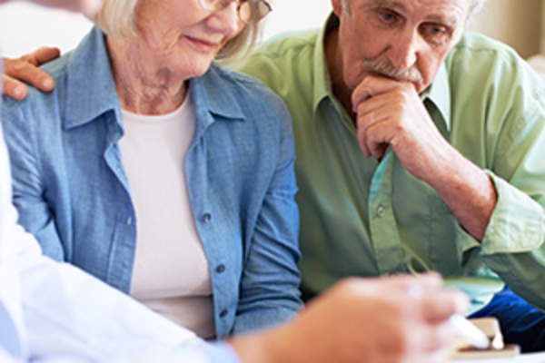 关注老年夫妇与医生形象