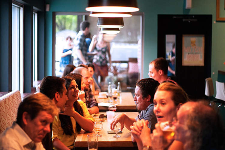 人们喝酒和社交